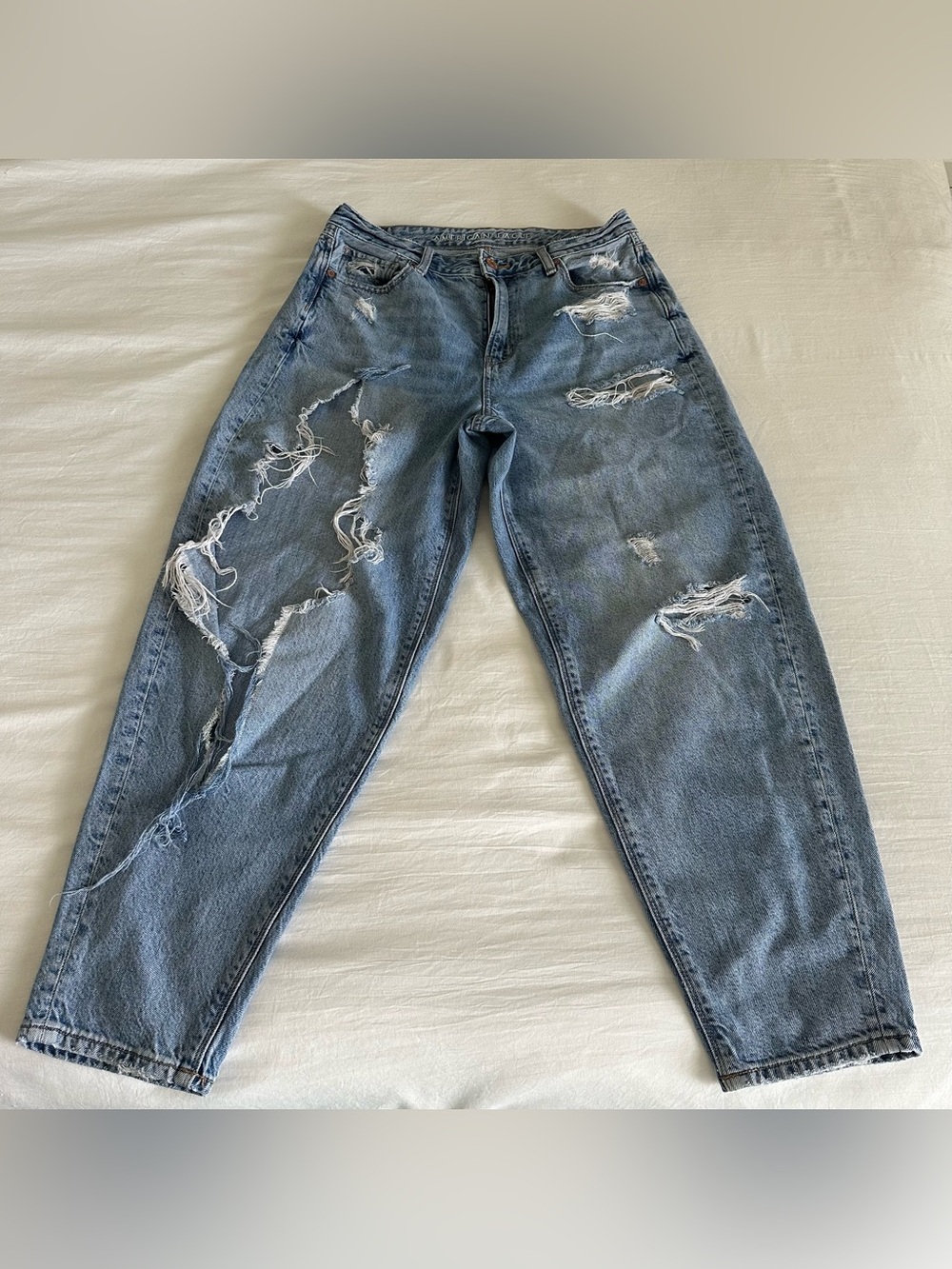 American Eagle Relaxed Mom Jean Size 4 Light Wash Distressed